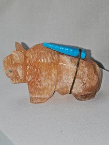 Zuni Schnitzerei Büffel mit Tourquise Pfeilspitze. - Bild 1 von 5