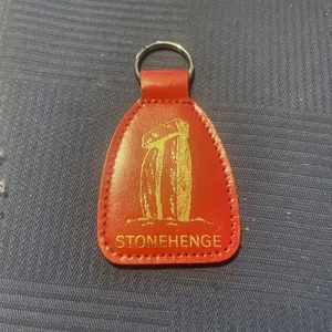 Stonehenge Schlüsselanhänger Vintage Souvenir Key Chain Lederoptik rot kostenloser Versand - Bild 1 von 7