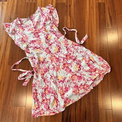 Vestido Ella Moss Rosa Envolvente Floral Viscosa Volantes Manga Corbata Cintura Talla Mediana Foto 1 de 4