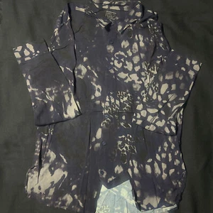 GUESS Herren Slim Fit Hemd mit Knopfleiste - Abstrakt Batik | Größe M - Bild 1 von 6