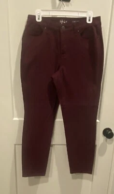 Pantalones de mezclilla Style & Co ajustados con curvas color granate/carmesí talla 8P Foto 1 de 4