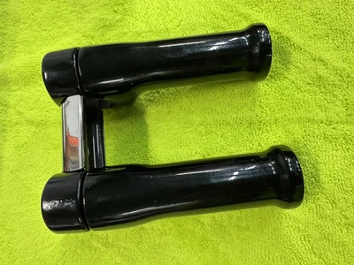 GUIDÃO RISERS HARLEY DAVIDSON 1 1/4" PRETO E CROMADO 55856-08 - Imagem 1 de 4