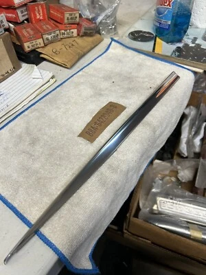 Moldagem de quarto superior direito Ford Victoria 1958 NOS B8A-6428046-B - Imagem 1 de 4