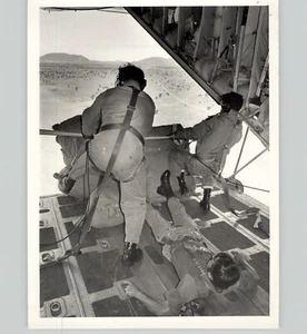 RAAF Troops Emergency Food PARACHUTE DROP Aboriginal Village 1973 Press Photo - Picture 1 of 2