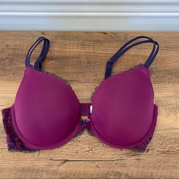 Sujetador DKNY Lace Perfect Lift Demi acolchado 32D morado baya con encaje negro Foto 1 de 4