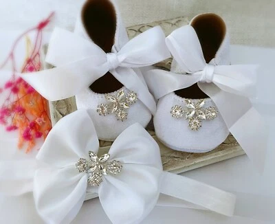 Bautismo blanco, zapatos de terciopelo de bautizo, diamantes de imitación, diadema de arco brillante Foto 1 de 4