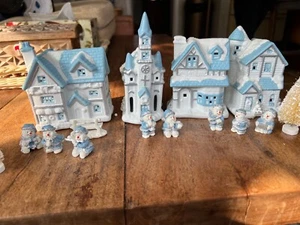 VINTAGE CHRISTMAS DECORATION CERAMIC LIGHT UP VILLAGE ORNAMENTS BLUE & WHITE - Picture 1 of 17