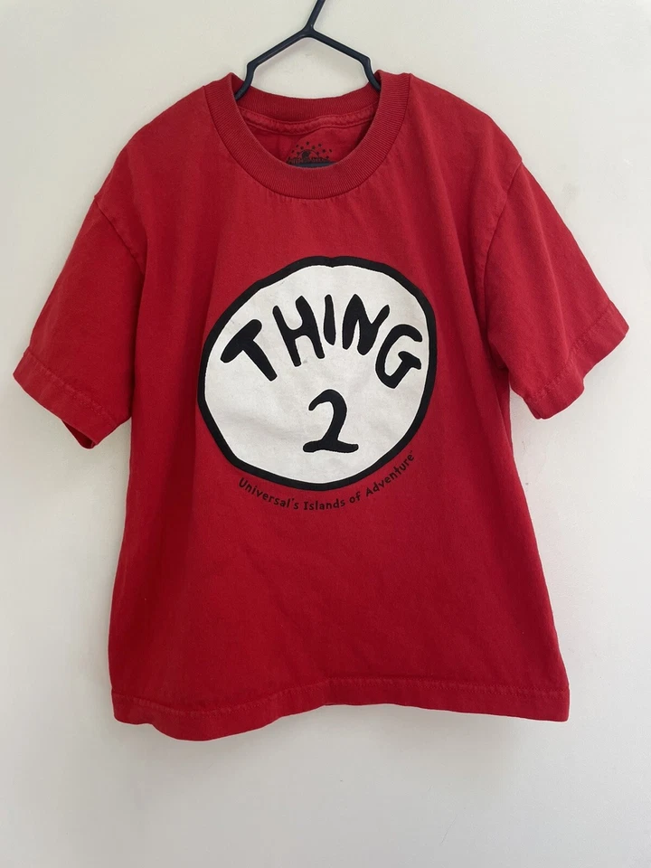Camiseta Universal Studios Kids Islands of Adventure Dr. Seuss Thing 2 vermelha pequena - Imagem 1 de 4