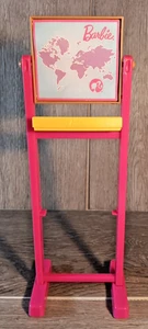 Tablero de tiza Mattel Barbie Teacher con mapa en la parte posterior.  Falta estante azul - Imagen 1 de 6