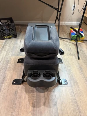 99-06 Chevy GMC Silverado Sierra Avalanche Center Console Arm Rest Jump Seat - Image 1 of 4