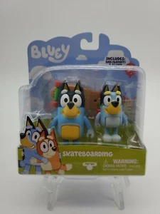 DISNEY JR - BLUEY SKATEBOARDING INCLUDES DAD (BANDIT) & BLUEY NIP - Picture 1 of 2