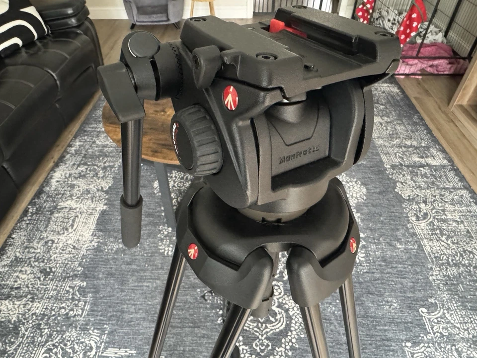 Trípode de video profesional Manfrotto 546B stock muerto tienda stock muerto Foto 1 de 4