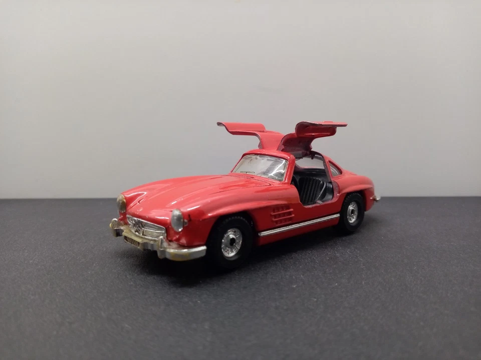 Corgi 1:35 Mercedes 300 SL Flügeltürer rot Modellauto - Bild 1 von 4