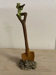 Frosch Erwin auf Spaten spielt Geige*Dekofigur*Frog*Seyko - Bild 1 von 8