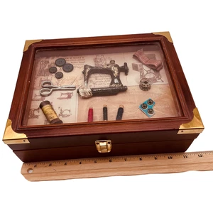 Nähmaschinenaufsteller & Andenken aus Holz mit 3D-Rahmen und 8 Fächern - Bild 1 von 10