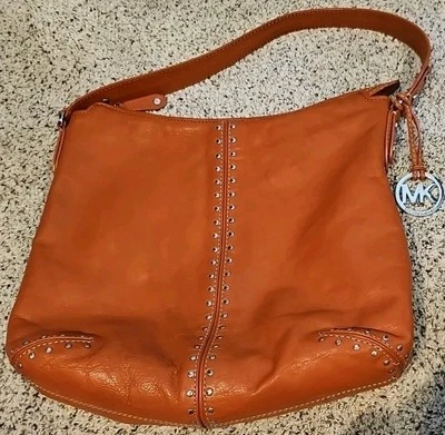 Michael Kors Bolso de Hombro Cartera Astor Grande Naranja Cuero Plata Tachuelas y Llavero Foto 1 de 4