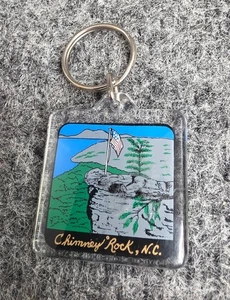 Chimney Rock N.C. Llavero de recuerdo con estampado escénico - Imagen 1 de 3