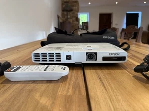 Epson EB-1776W 3000 Lumens Projector Ultra Portable HDMI WXGA HD 96h Use - Picture 1 of 16