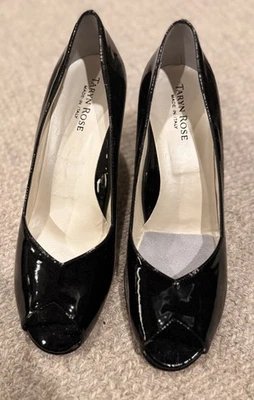 CUÑAS PEEPTOE TARYN ROSE DAELYN CHAROL MARFIL NEGRO 37,5 Talla 7-7,5 EE. UU. Foto 1 de 4