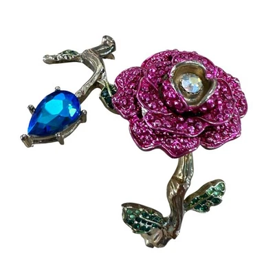 Brazalete con bisagras con temática rosa Betsey Johnson con pedrería rosa y azul Foto 1 de 4