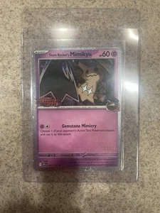 Pokémon Team Rocket Mimikyu Staff Promo Near Mint Raw - Bild 1 von 2