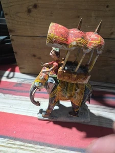 Elefante tallado a mano de madera vintage con cesta de jinete y pasajero usado en excelente estado - Imagen 1 de 5