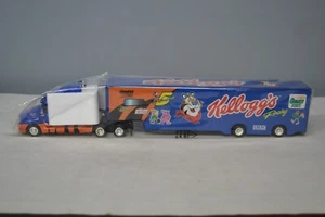 Camión de carreras Kelloggs Tony Labonte 5 Quaker State Hendrick nuevo sin abrir - Imagen 1 de 7