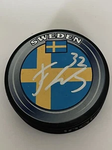 Disco de hockey Sweeen firmado por Filip Guatavsson autografiado Go Wild a - Imagen 1 de 1
