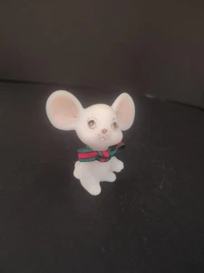 Fenton Mouse in vetro satinato bianco con fiocco rosso e verde dipinto a mano - Foto 1 di 4