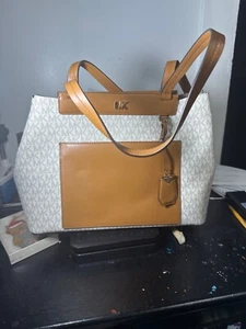 Michael Kors Bag / Bag Meredith Md Ew Bonded Tote Bag Signature Vanilla - Picture 1 of 9