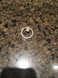 Vintage Nachlass Brosche Anstecknadel Schmuck Marvella Silber Retro Perle Strass Kreis - Bild 1 von 4