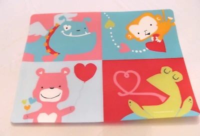 MANTEL INDIVIDUAL COLORIDO PLÁSTICO DURO PARA NIÑOS USADO (18" X 14") Foto 1 de 4