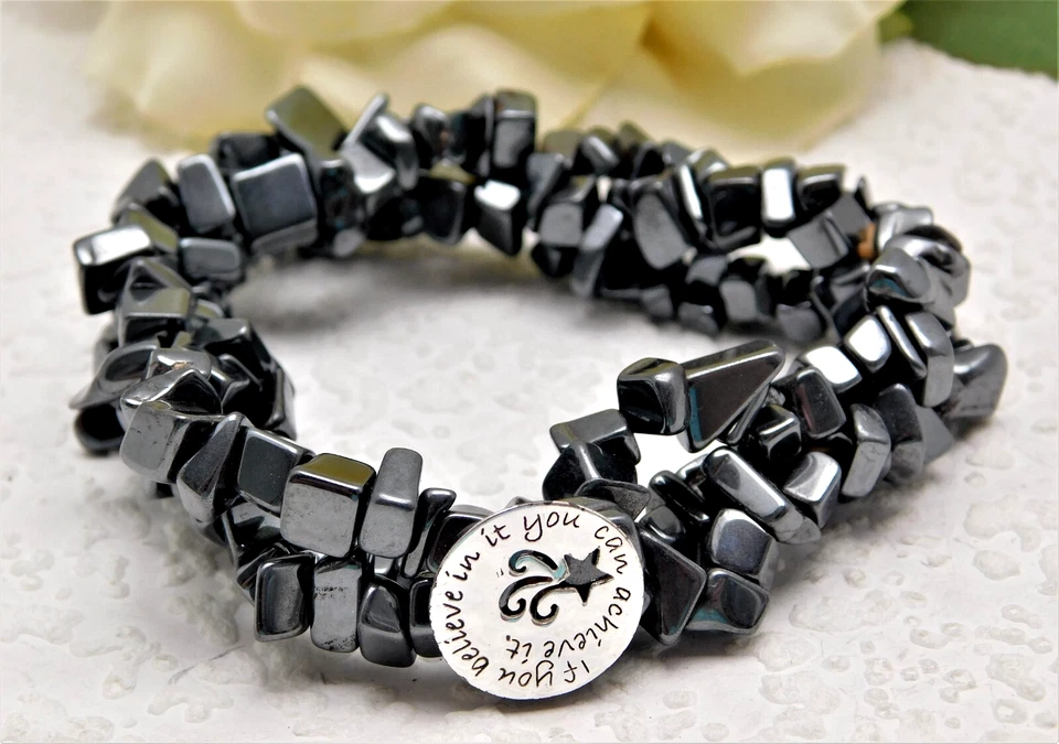 PULSERA ELÁSTICA CON CUENTAS DE PIEDRA HEMATITA INSPIRADORA DE COLECCIÓN Foto 1 de 1