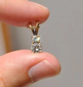 Colgante de 2 piedras con diamantes VVS1/D de corte redondo de 2 quilates creado en laboratorio enchapado en oro amarillo de 14 quilates - Imagen 1 de 5