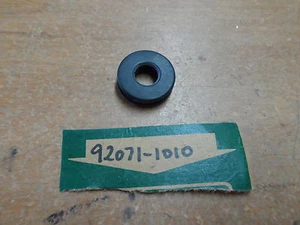 NOS OEM Kawasaki Air Cleaner Grommet 1978-90 KZ1000 KL250 ZX750 KZ550 92071-1010 - Bild 1 von 4