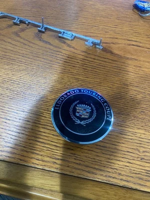 83 84 85 Cadillac Eldorado Touring Cupé Capó Medallón Ornamento Emblema Nuevo de Lote Antiguo Foto 1 de 2