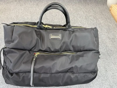 Bolso de Lona Adrienne Vittadini Acolchado Puffer Negro Mediano con Interior Rojo Foto 1 de 4