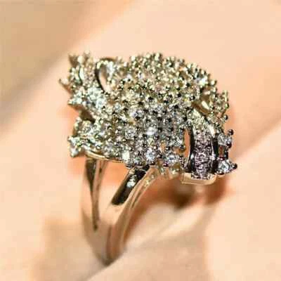 Anillo de compromiso con racimo de diamantes VVS1/D creado en laboratorio de 2,50 quilates acabado en oro blanco de 14 quilates Foto 1 de 3