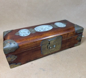 Antigua caja encuadernada china de palo de rosa y latón con incrustación de jade - Imagen 1 de 15