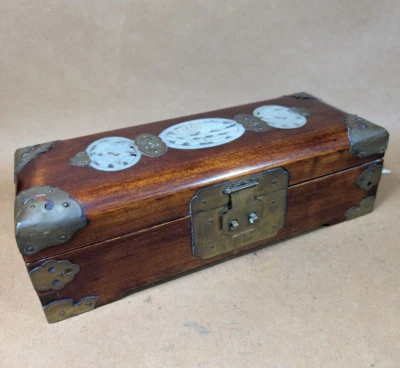 Antigua caja encuadernada china de palo de rosa y latón con incrustación de jade Foto 1 de 4