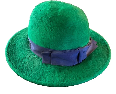 De colección MR. JOHN JR. SOMBRERO DE ALA ANCHA DE PIEL SINTÉTICA VERDE Azul Marino Cinta Banda Arco ¡GUAU! Foto 1 de 4