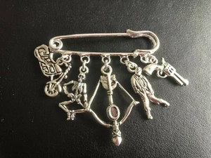 ❤️ WALKING DEAD ZOMBIE THEMED Kilt Pin Brosche MIT 5 Charms in Geschenktüte  - Bild 1 von 4