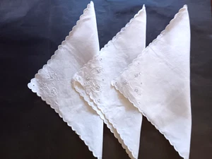 Tres servilletas vintage blancas cuadradas de algodón con detalle bordado. - Imagen 1 de 4