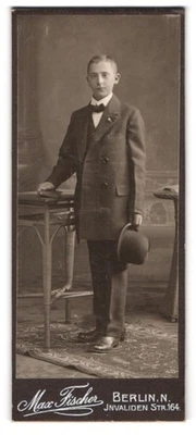 Fotografía Max Fischer, Berlín, Invalidenstr. 164, Hombre joven en traje con mosca  - Imagen 1 de 2