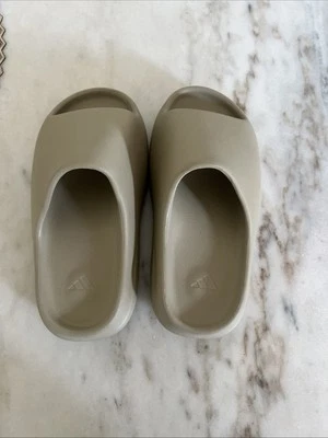 Chanclas bronceadas nuevas Foto 1 de 4