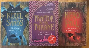 Rebel Of The Sands Traitor To The Throne SIGNED Hero At The Fall Alwyn Hamilton - Foto 1 di 4