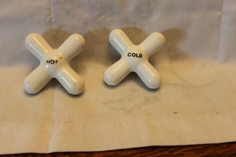 Vintage Speakman Porcelain Hot and Cold Bath Tub Sink Cross Handle Knobs Cover
