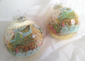 Paar Vintage Kitsch Gold Kunststoff Kugeln mit viktorianischen Szenen - Bild 1 von 3