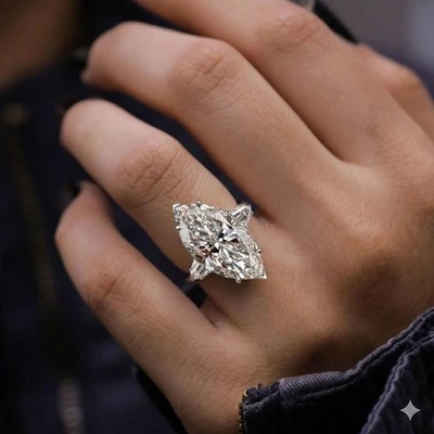 Anillo de compromiso de diamantes de tres piedras con escudo lateral cultivado en laboratorio Marquesa F VS1 8,80 QUILATES Foto 1 de 4