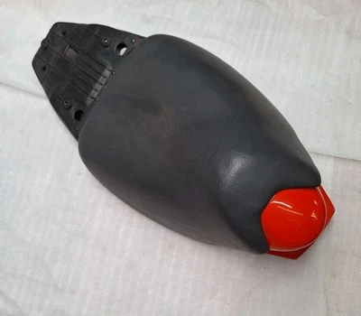 E6.  Aprilia SR 50 Sitzbank Sitz  DIS.E101250 - Bild 1 von 4